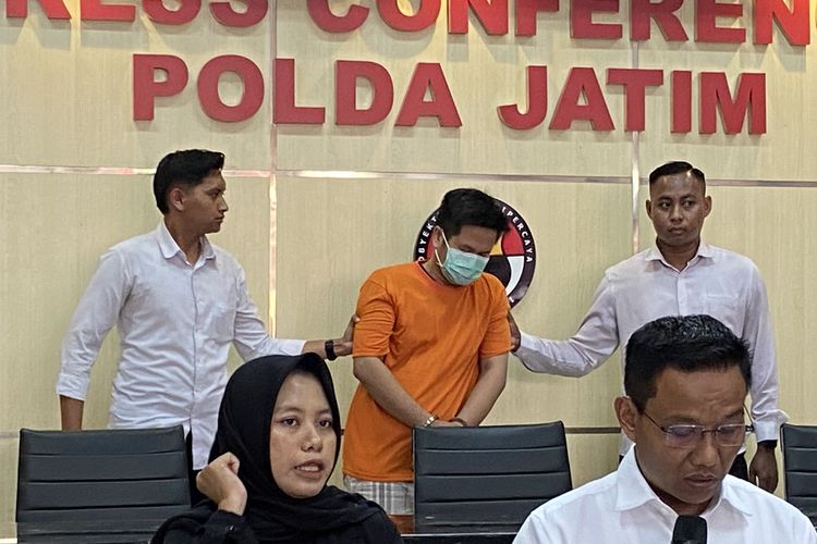 Muhammad Rosuli atau MR (38) mantan ketua ormas di Surabaya, Senin (24/3/2025). Ia diduga mencabuli anak tirinya, AS (15).