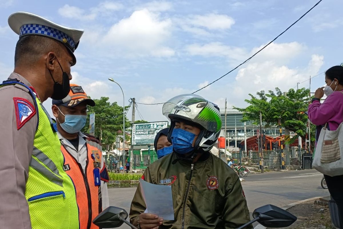 Petugas polisi Polres Metro Bekasi Kota didampingi oleh petugas Dishub memberi brosur dan teguran terkait operasi zebra tahun 2022 di Jalan Ir Juanda, Bekasi Timur, Kota Bekasi, Selasa (4/10/2022). Polisi menyatakan mayoritas dari pelanggar didominasi oleh pengendara sepeda motor yang tak mengenakan helm.