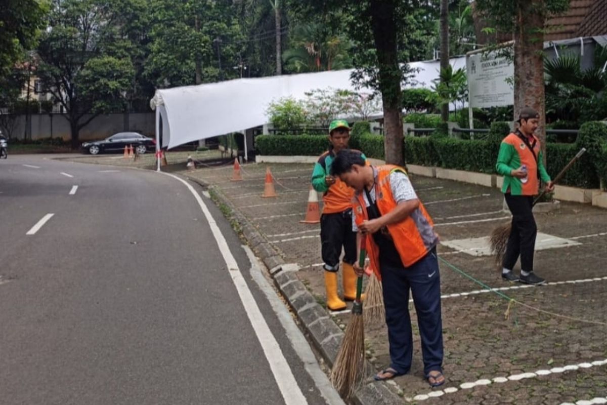 Suku Dinas (Sudin) Lingkungan Hidup (LH) Jakarta Selatan mengangkut 73,85 meter kubik sampah dari sejumlah gereja yang tersebar di wilayah selama perayaan Natal 2022. 