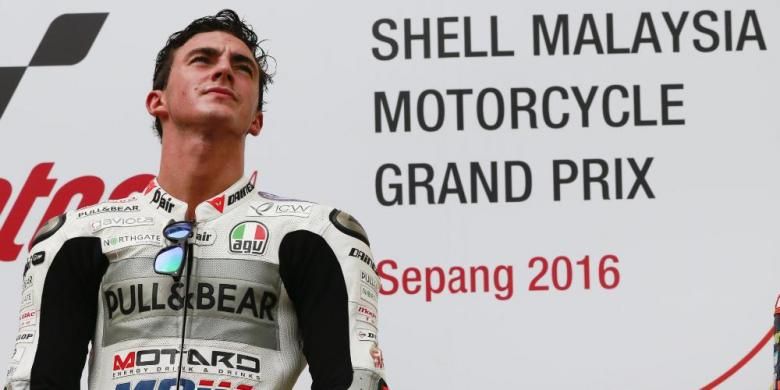 Pebalap Aspar Mahindra asal Italia, Francesco Bagnaia, berdiri di atas podium Sirkuit Sepang setelah finis di urutan pertama pada balapan Moto3 Malaysia, Minggu (30/10/2016).