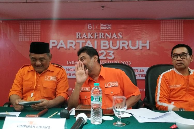 Presiden Partai Buruh Said Iqbal (tengah) saat memimpin Rapat Kerja Nasional (Rakernas) Partai Buruh di Jakarta, Minggu (15/1/2023).