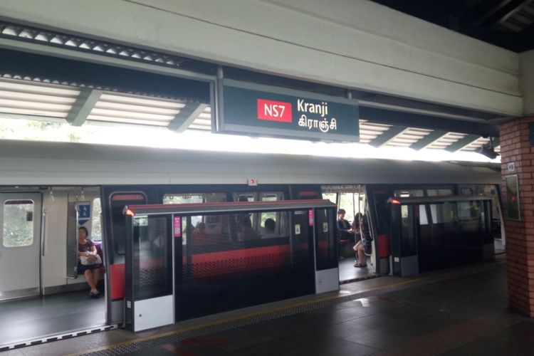 Sebuah kereta MRT yang sedang berhenti di Stasiun Kranji, Singapura