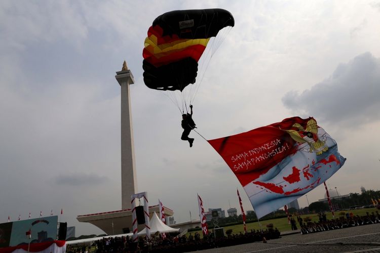 Personel Polri unjuk kebolehan melalui berbagai atraksi tari kolosal dan aksi terjun payung di Lapangan Silang Monas, Jakarta Pusat, Senin (10/7/2017). Upacara peringatan hari ulang tahun ke-71 Bhayangkara melibatkan 2.408 personel gabungan dari Polri, TNI, instansi terkait, hingga organisasi Pramuka. 