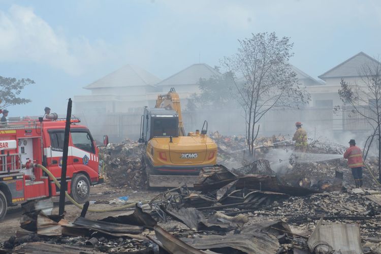 Petugas Kesulitan Padamkan Kebakaran Gudang Rongsokan di Denpasar, 3 Ekskavator Dikerahkan