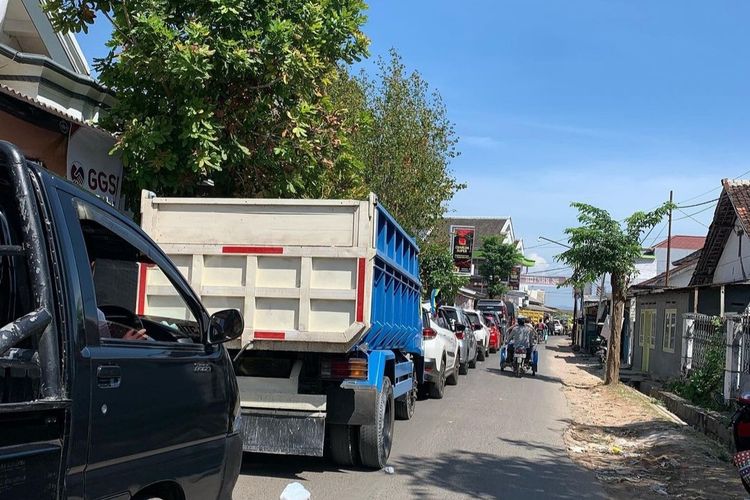 Antrean kendaraan hingga 5 jam terjadi pelabuhan Talango, Kabupaten Sumenep, Jumat (28/7/2023) 