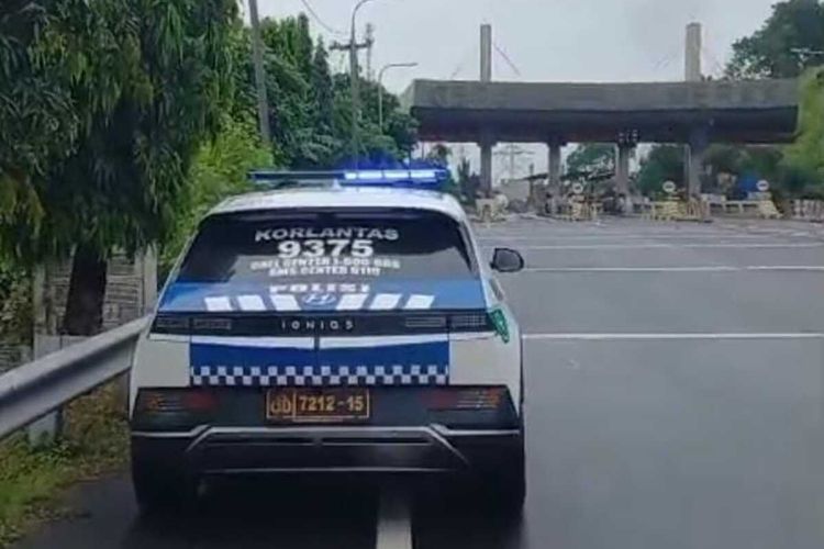 Antrean kendaraan di Gerbang Tol Merak sudah terurai sejak 14.00 WIB. Sebelumnya, kendaraan harus menunggu berjam-jam agar sampai ke Pelabuhan Merak.