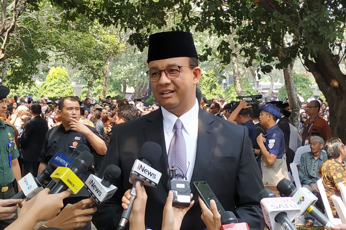 Anies Baswedan saat hadiri prosesi pemakaman Baharuddin Jusuf Habibie d Taman Makam Pahlawan (TMP) Kalibata, Jakarta Selatan, Kamis (12/9/2019)