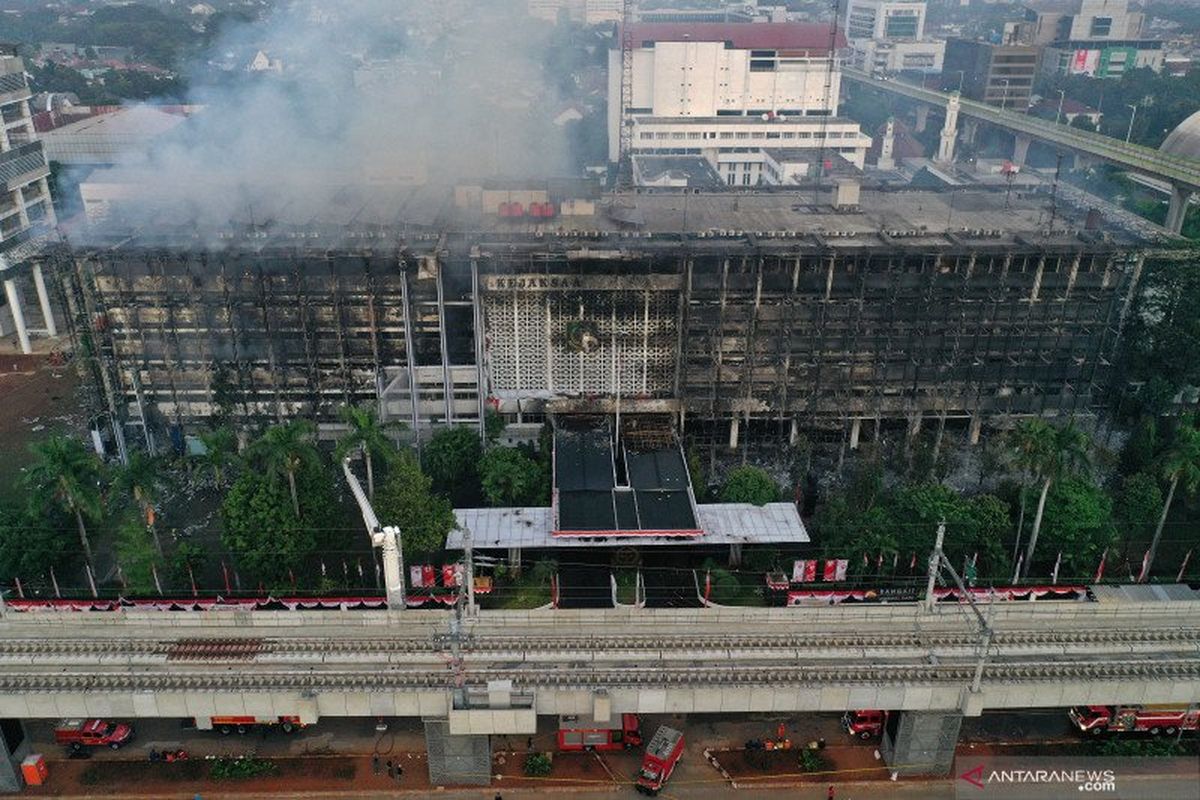 Foto udara gedung utama Kejaksaan Agung yang terbakar di Jakarta, Minggu (23/8/2020). 