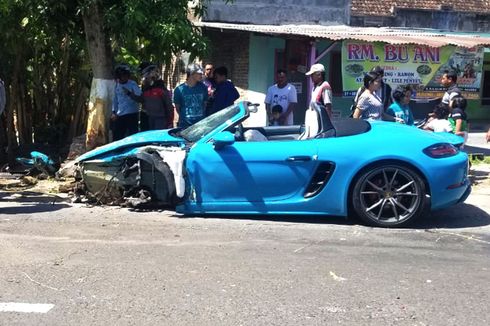 Tabrak Motor dan Pohon, Mobil Porsche yang Dikemudikan Warga Jepang Hancur