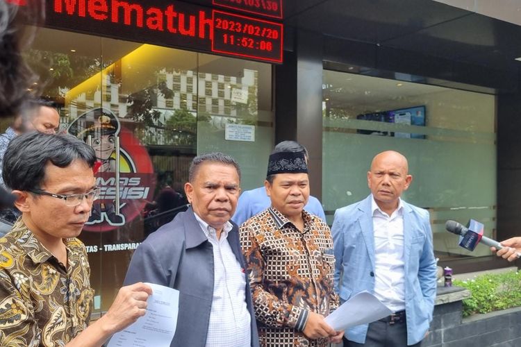Anggota Tampak, Darman Saidi (baju batik) dan Saor Siagian (jas biru muda) di Mabes Polri, Jakarta, Senin (20/2/2023).