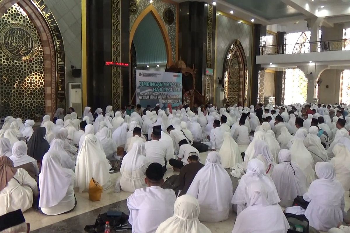 Dinyatakan Penuhi Kriteria, 527 Calon Haji Polewali Mandar Dilepas Secara Resmi *** Local Caption *** Dinyatakan Penuhi Kriteria, 527 Calon Haji Polewali Mandar Dilepas Secara Resmi