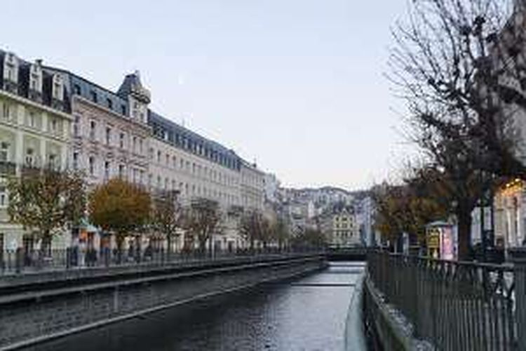 Sungai Tepla yang membelah kota Karlovy Vary, Ceko.