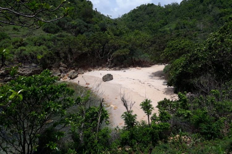 Keindahan Pantai Ngitun, Desa Purwodadi, Tepus, Gunungkidul