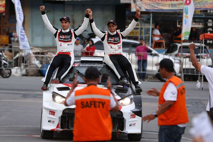 Pereli Ryan Nirwan dengan co-driver Adi Indiarto dari Toyota Gazoo Racing Indonesia tampil sebagai juara Kejuaraan Nasional  Danau Toba Rally 2022 putaran pertama di kawasan Hutan Tanaman Industri Toba Pulp Lestari, Parapat, Kabupaten Simalungun, Sumatera Utara, Minggu (7/8/2022). Ryan Nirwan menjuarai Danau Toba Rally 2022 dengan catatan waktu 1:56:07.2.