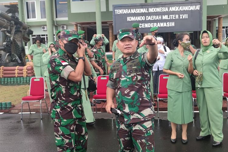 KSAD Jenderal Dudung Abdurachman bersama Pangdam XVII/Cenderawasih tengah berada di depan Makodam XVIi/Cenderawasih, Jayapura, Papua, Selasa (23/11/2021)