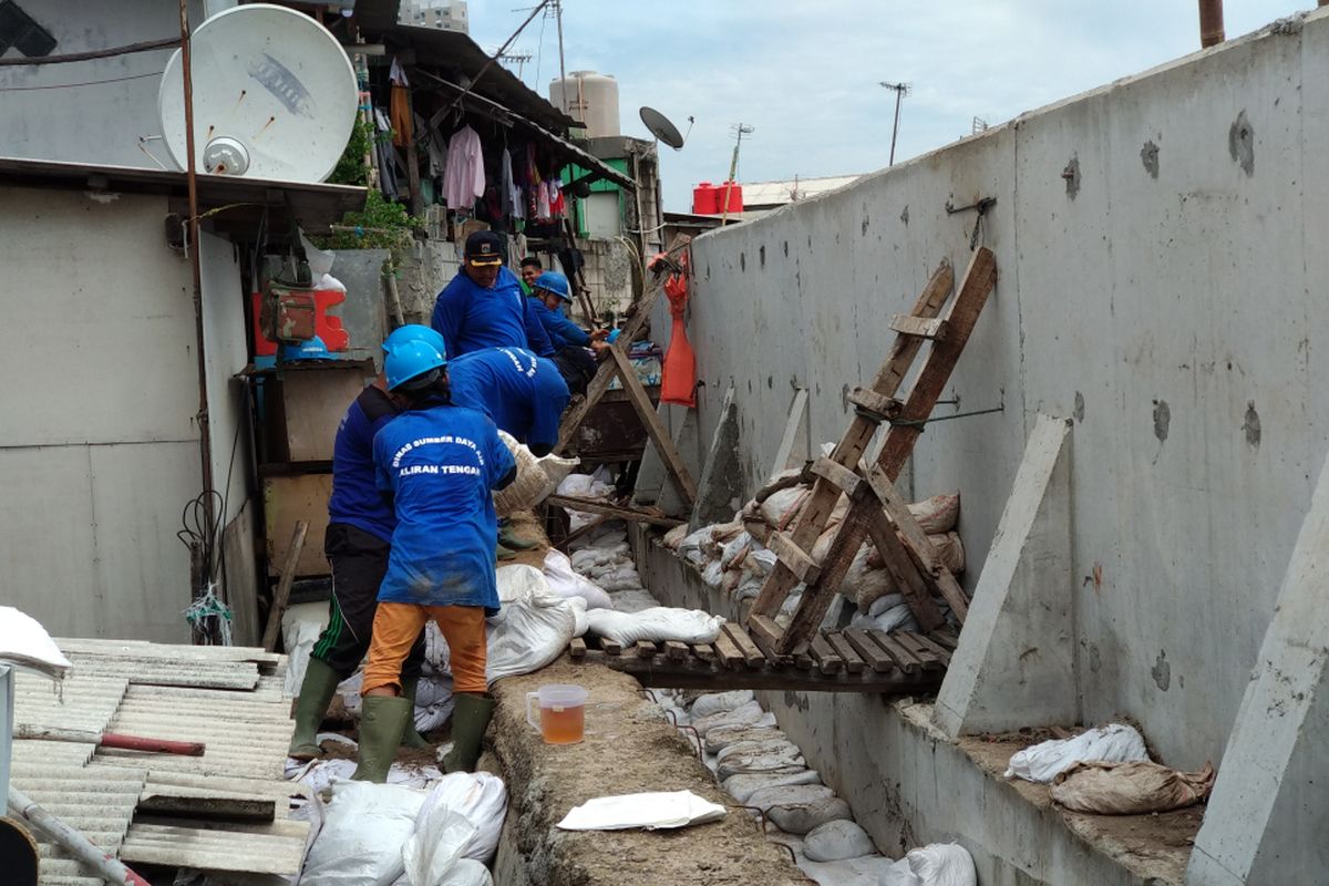 Tanggul di Kampung Luar Batang, Jakarta Utara, yang bocor terus diperbaiki oleh personel Sumber Daya Air, Selasa (14/11/2017). 