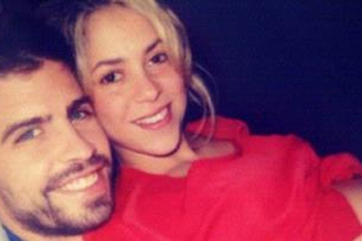 Gerard Pique (kiri) dan Shakira