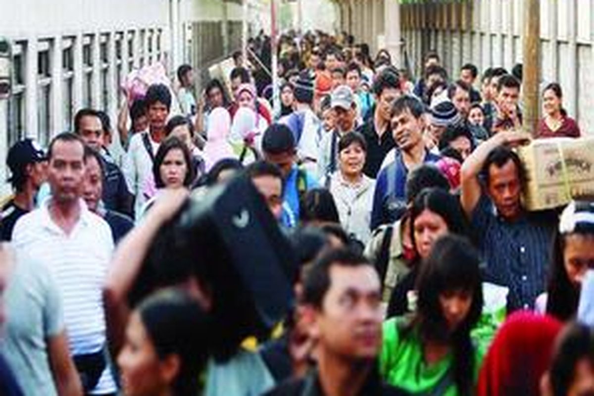 Ratusan warga berjalan menuju pintu keluar Stasiun Pasar Senen, Jakarta Pusat, seusai turun dari kereta api Fajar Utama jurusan Yogyakarta-Jakarta, Sabtu (26/9). Menurut perkiraan, arus balik Lebaran 2009 akan mencapai puncaknya pada Minggu ini.