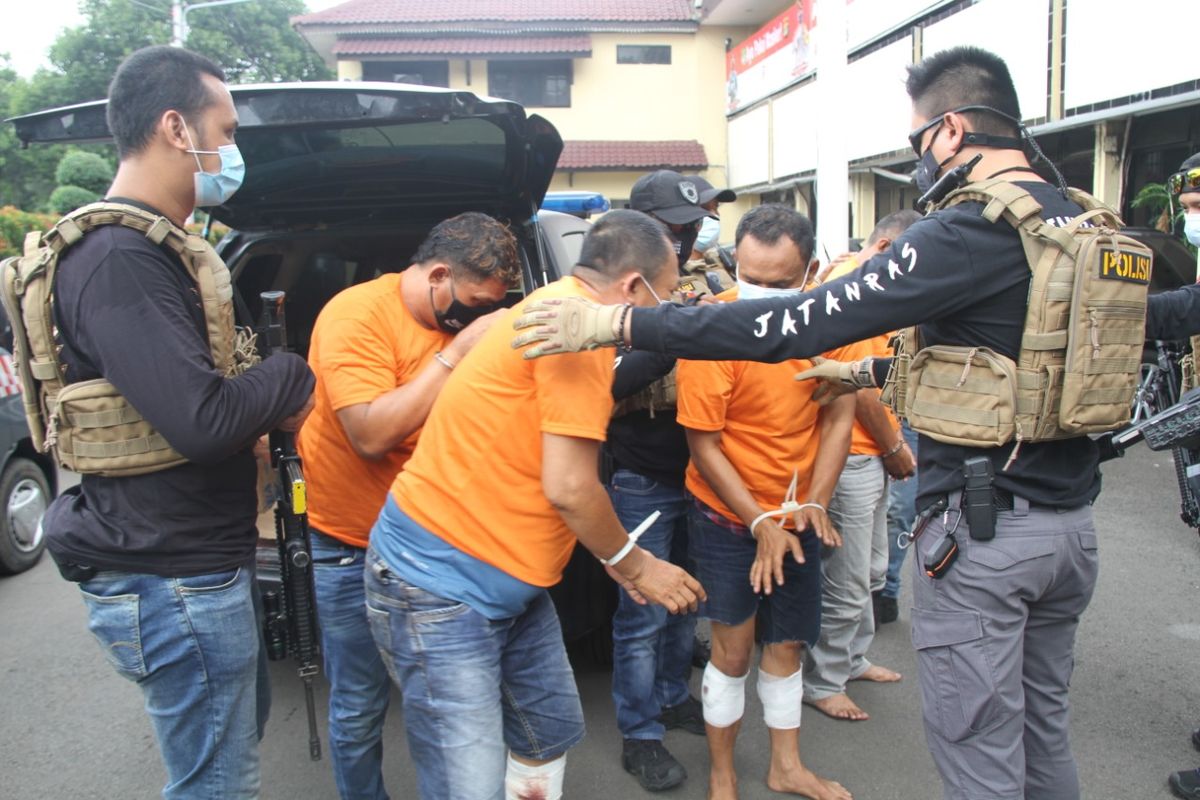 Pelaku pencurian rumah tinggal di Cengkareng yang menyamar menjadi petugas biro pertanahan ketika digiring ke Polres Jakarta Barat, pada Kamis (26/11/2020)