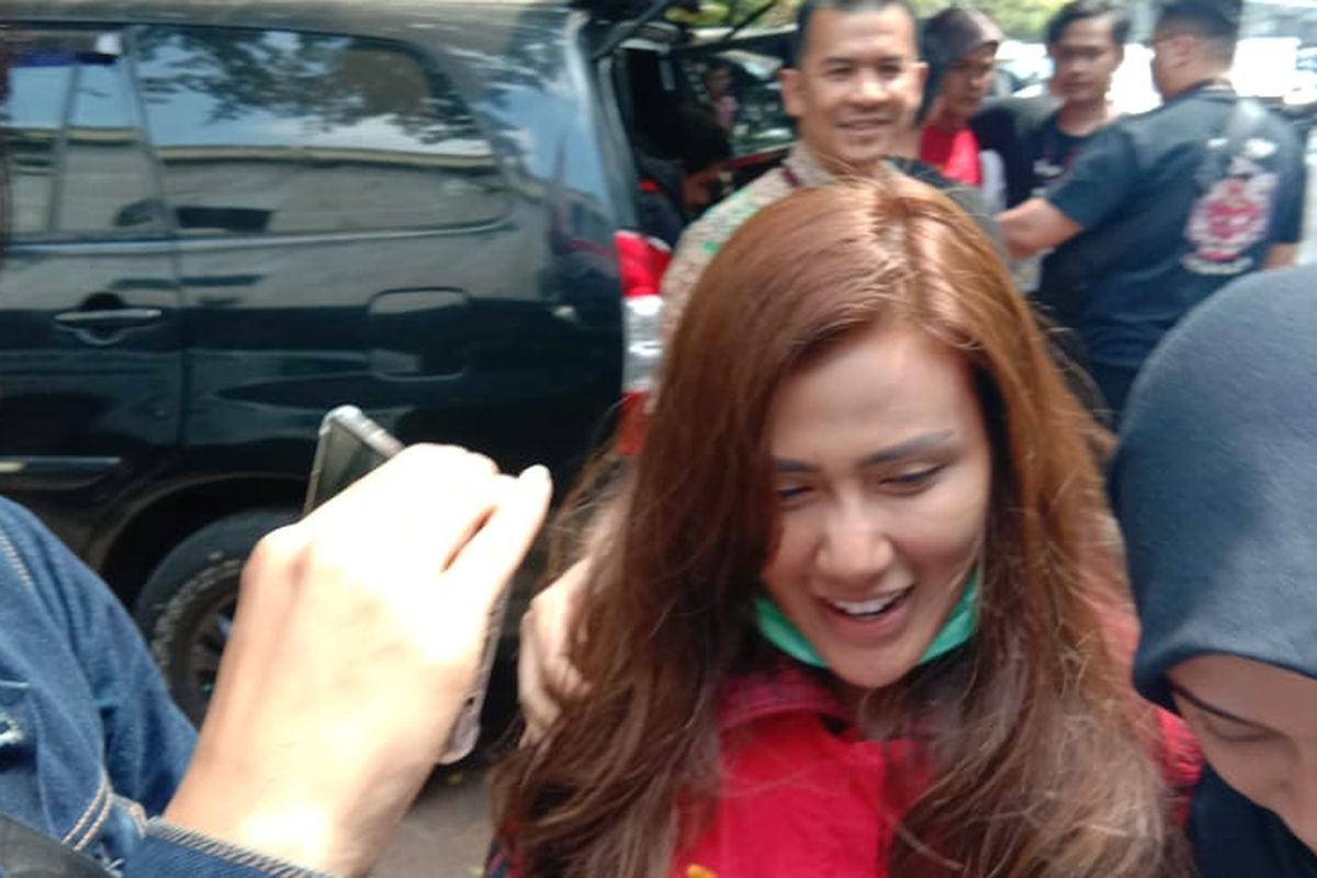 Tersangka kasus penyebaran konten asusila terkait video ikan asin Rey Utami mengenakan rompi tahanan di Polda Metro Jaya, Jakarta Selatan, Jumat (12/7/2019).