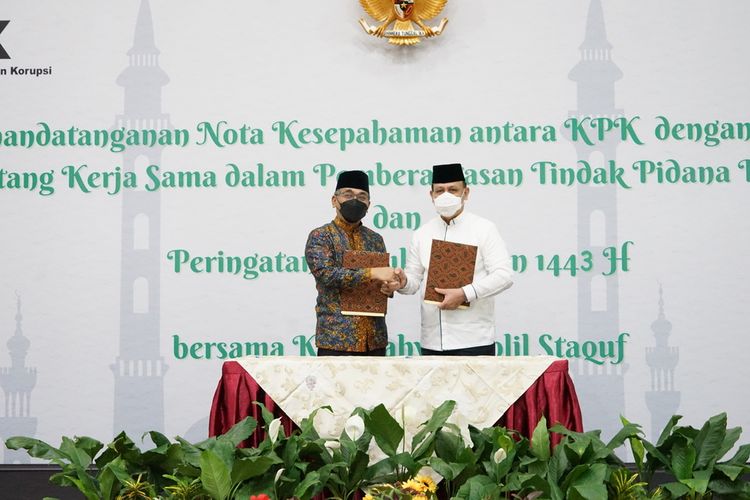 Ketua KPK Firli Bahuri dan Ketua Umum PBNU KH Yahya Cholil Staquf di Aula Gedung Juang Merah Putih KPK, Selasa (19/4/2022).