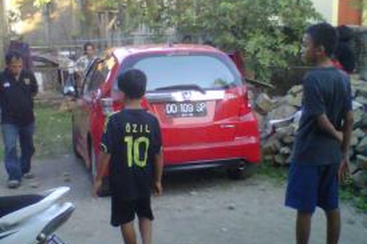 Warga mengerumuni mobil curian yang terparkir disalah satu gang di Jalan Borong Raya Baru 2, Makassar.