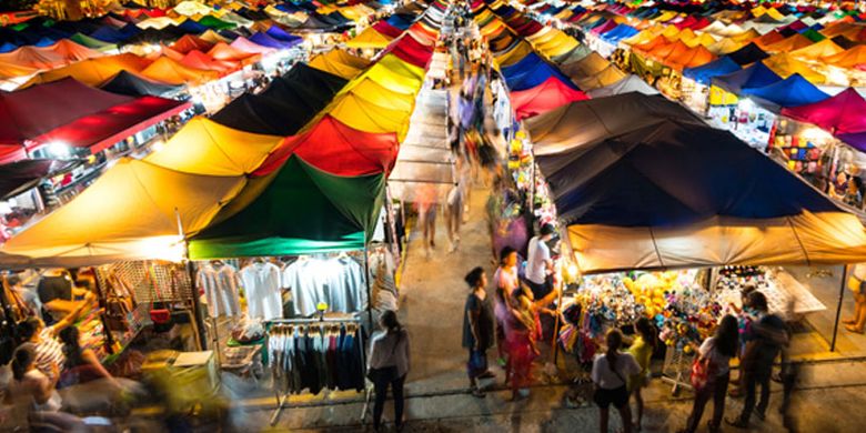 Thepprasit Night Market di Pattaya, Thailand. Ada banyak pilihan makanan dari sushi hingga makanan khas Thailand seperti mango sticky rice dan smoothie segar.
