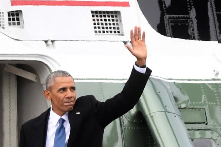 Presiden ke-44 AS Barack Obama melambaikan tangan saat naik ke atas helikopter yang akan membawanya meninggalkan Washington DC, Jumat (20/1/2017).