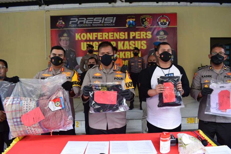 Kapolresta Sidoarjo Kombes Pol Kusumo Wahyu dan Kasat Reskrim AKP Oscar Stefanus Setja saat menunjukan bukti pengeroyokan pelajar di Sekolah IMC Sidoarjo di Mapolresta Selasa (20/9/2022).