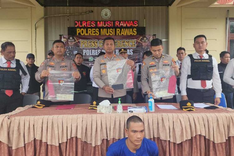 Mengky Ternado alias Meki (24) pelaku perampokan saat berada di Polres Musi Rawas, Senin (24/7/2023).