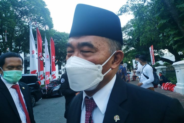 Menko PMK Muhadjir Effendy usai menghadiri upacara penurunan bendera HUT ke-77 RI di Kompleks Istana Kepresidenan, Rabu (17/8/2022).