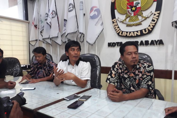 Ketua KPU Surabaya, Nur Syamsi (tengah)