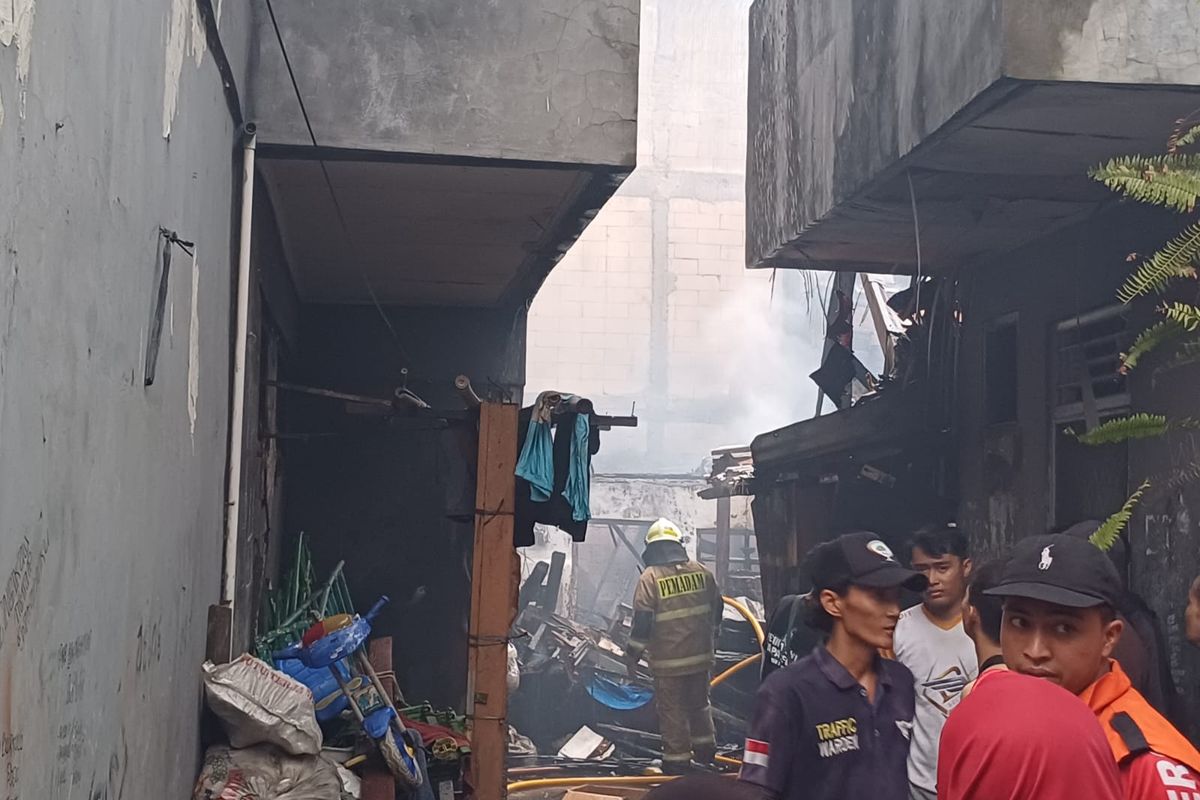 Kebakaran landa kawasan rumah tinggal di Jembatan Lima, Jakarta Barat, Minggu (3/12/2023) sore. 