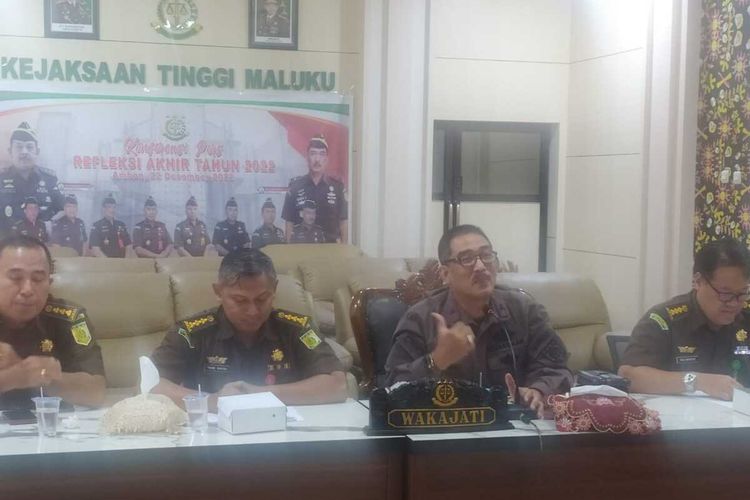 Wakil Kejaksaan Tinggi Maluku Agoes Soenanto Prasetyo didampingi sejumlah pejabat Kejati Maluku saat memberikan keterangan kepada wartawan di kantor Kejati Maluku, Kamis (22/12/2022)