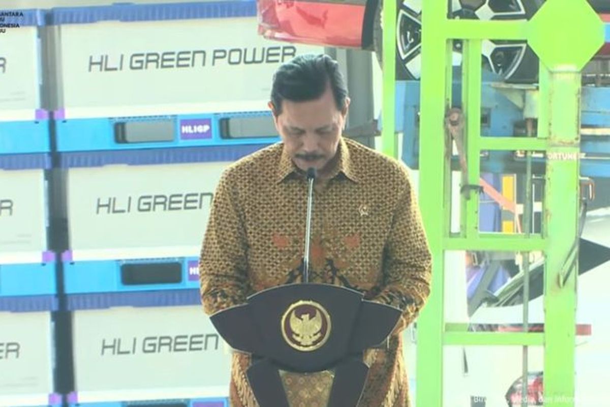 Menteri Koordinator Bidang Kemaritiman dan Investasi Luhut Binsar Pandjaitan menyampaikan sambutan saat mendampingi Presiden Joko Widodo di Karawang, Jawa Barat hari ini, Rabu (3/7/2024).