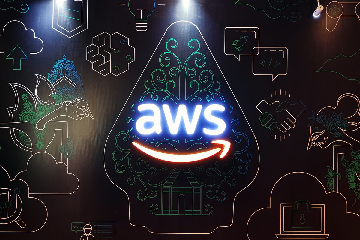 Logo AWS dalam AWS Cloud Day 2023 di Jakarta, Selasa (26/9/2023). 