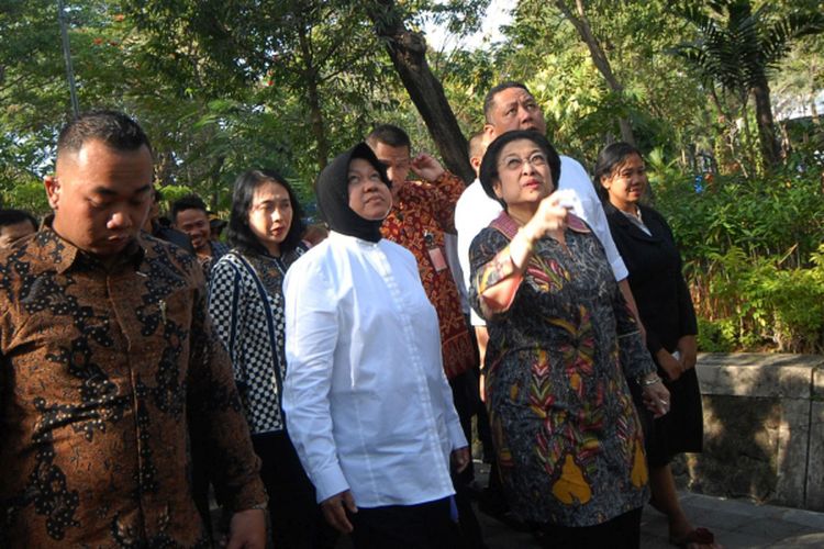 Ketua Umum PDI Perjuangan Megawati Soekarnoputri (ketiga kiri) didampingi Wali Kota Surabaya Tri Rismaharini (kedua kiri) dan Wakil Wali Kota Surabaya Wisnu Sakti Buana (ketiga kanan) mengunjungi Kebun Bibit Wonorejo Surabaya, Jawa Timur, Senin (11/9/2017). Kunjungan tersebut merupakan rangkaian dari safari politik dari Megawati Soekarnoputri terkait Pemilihan Gubernur Jawa Timur 2018.