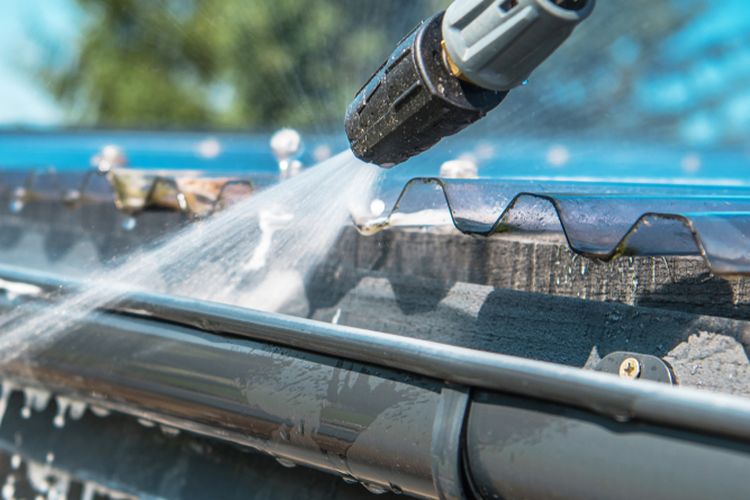 ilustrasi membersihkan talang air, ilustrasi talang air.