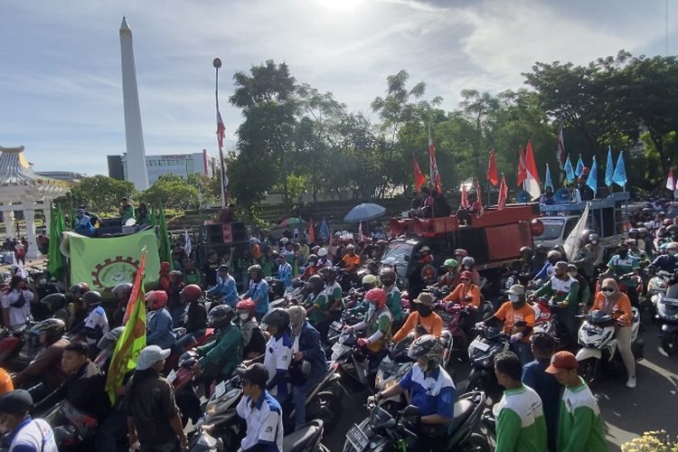 Massa buruh saat kepung Kantor Gubernur Jatim, Rabu (1/5/2024).