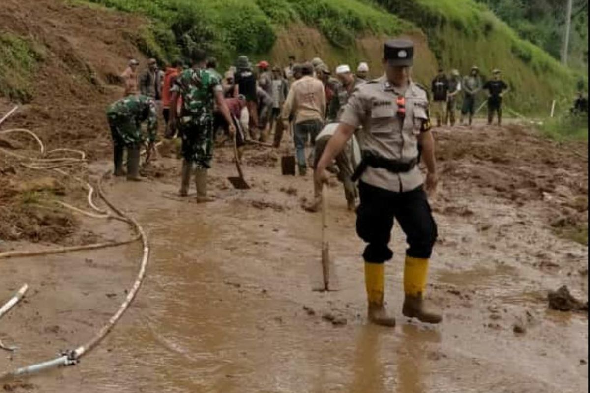 1 Dusun di Wonosobo Terisolasi Longsor, BPBD Targetkan Pembersihan Selesai Hari Ini 