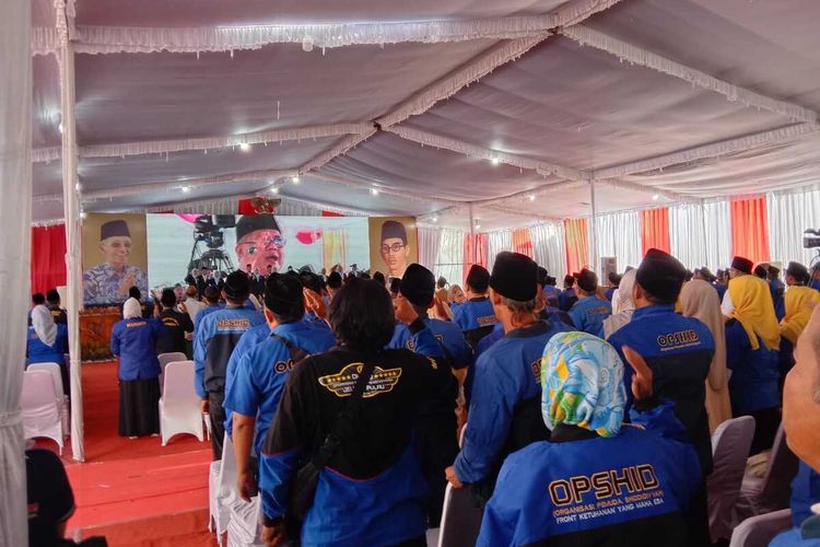 Tasyakuran dalam rangka memperingati Hari Sumpah Pemuda dilaksanakan anggota Organisasi Pemuda Shiddiqiyyah, di Pesantren Majma Al-Bahrain Hubbul Wathon Minal Iman, Ploso, Jombang, Jawa Timur, Sabtu (28/10/2023).