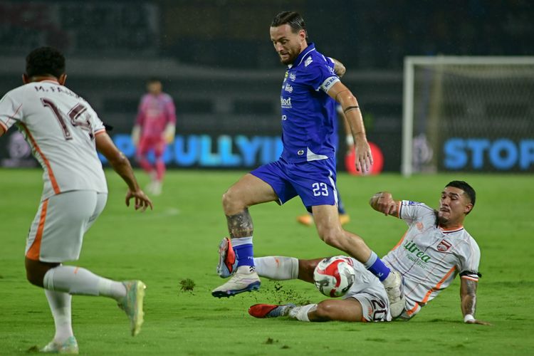 Aksi kapten Persib Bandung Marc Klok dalam membelah pertahanan Borneo FC Samarinda diadang Juan Villa pada laga tunda pekan ke-4 Super League 2025-2026, Jumat (5/12/2025) di Stadion Gelora Bandung Lautan Api (GBLA). 