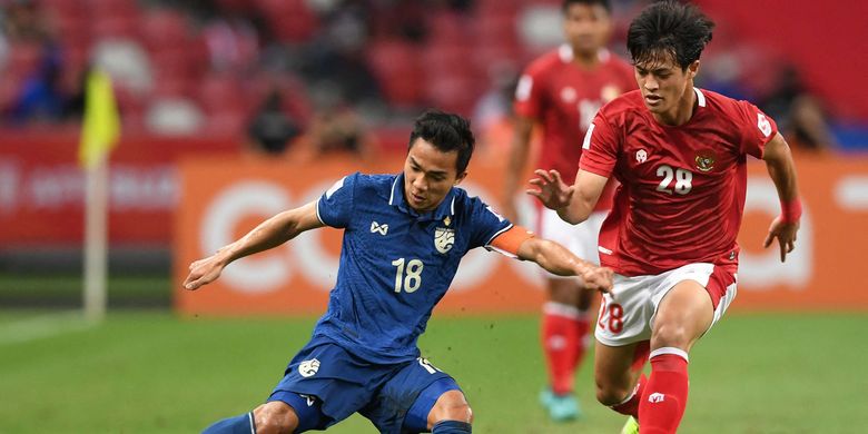 Pemain Thailand Chanathip Songkrasin (kiri) beradu dengan pemain Indonesia Alfeandra Dewangga Santosa pada pertandingan leg pertama final Piala AFF 2020 antara Indonesia vs Thailand di National Stadium, Singapura, Rabu (29/12/2021) malam WIB. Timnas Indonesia takluk 0-4 dari Thailand pada laga leg pertama final Piala AFF 2020.