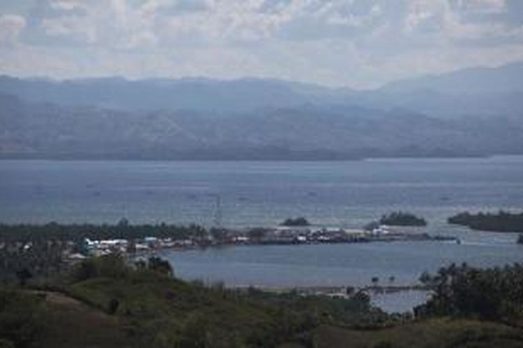 Keindahan panorama Teluk Tomini dilihat dari Kecamatan Pinogaluman, Kabupaten Minahasa Utara, Sulawesi Utara, Kamis (21/8/2014). Keindahan alam tersebut sayangnya belum digarap secara maksimal oleh pemerintah daerah sebagai tujuan objek wisata.