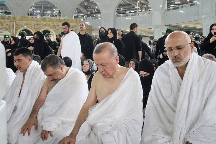 Presiden Turki Recep Tayyip Erdogan (tengah) sedang melakukan ritual umrah di Mekah, Arab Saudi, pada Jumat (29/4/2022).