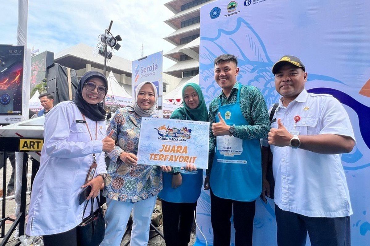 Tim Penggerak Pemberdayaan dan Kesejahteraan Keluarga (TP-PKK) Kabupaten Batang meraih juara favorit pada Lomba Masak Ikan se-Provinsi Jawa Tengah yang digelar di halaman Kantor Gubernur Jawa Tengah, Rabu (20/8/2025).