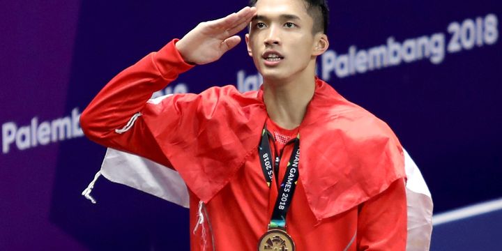 Pebulu tangkis tunggal putra Indonesia peraih medali emas Asian Games 2018 Jonatan Christie melakukan penghormatan kepada bendera Merah Putih saat upacara penyerahan medali di Istora Senayan, Jakarta, Selasa (28/8). ANTARA FOTO/INASGOC/Nafielah Mahmudah/tom/18. *** Local Caption *** 

