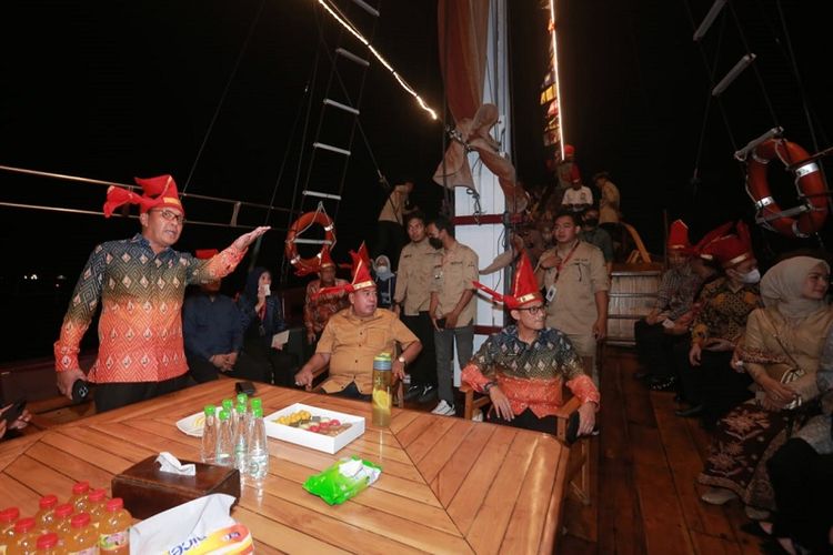 Wali Kota (Walkot) Ramdhan Danny Pomanto menghadiri acara pembukaan Makassar F8 bersama dengan 100 wali kota dan bupati dari seluruh Indonesia dan 10 negara sahabat di atas Kapal Pinisi, Rabu (7/9/2022). 