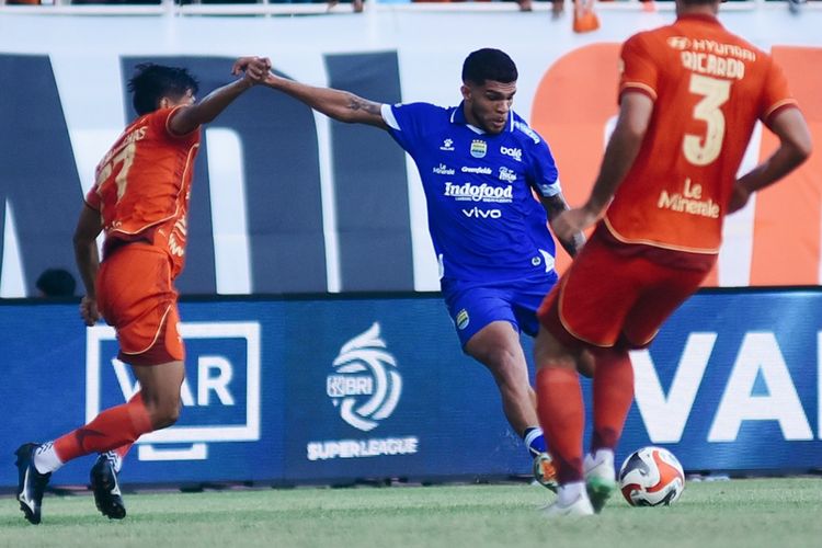 Akselerasi penyerang sayap Persib Bandung Berguinho dikawal dua pemain Persija Jakarta pada laga pekan ke-32 Super League 2025-2026, Minggu (10/5/2026) di Stadion Segiri Samarinda.