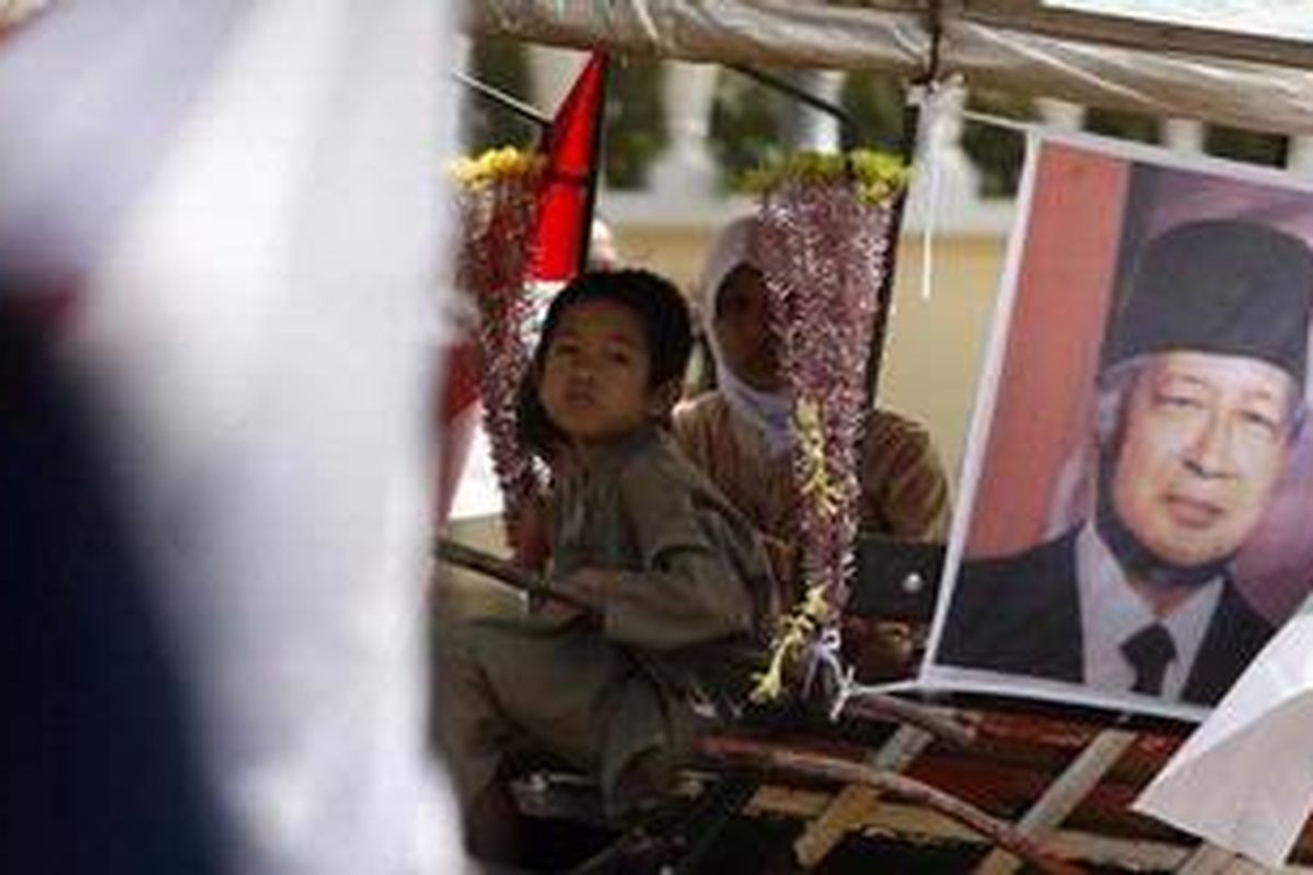 Dengan menggunakan delman hias dan dipasangi gambar mantan Presiden Soeharto, puluhan warga mengelilingi kota Jakarta, Kamis (8/6/2006). Mereka merayakan ulang tahun ke-85 mantan Presiden Soeharto. 